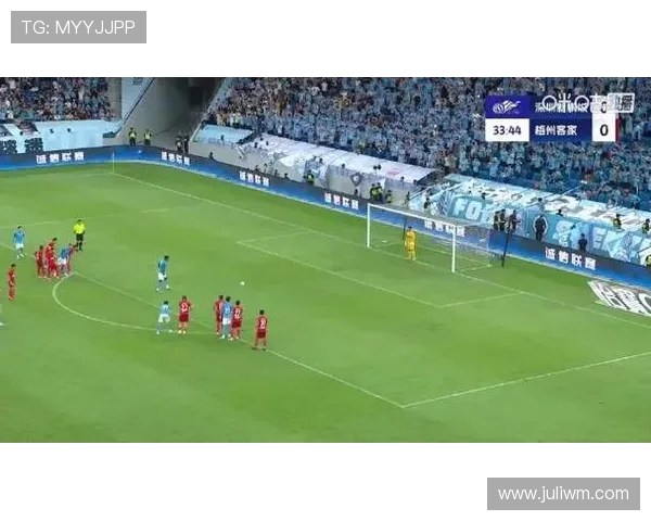 韦斯利点射打破僵局 杨超声进球被判无效 新鹏城1-0梅州半场领先 韦斯利点射打破僵局 杨超声进球被判无效 新鹏城1-0梅州半场领先