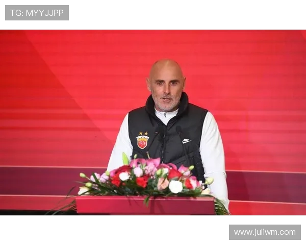 在上海旅游的奇塔迪尼重返海港俱乐部，拜访昔日教练和队友